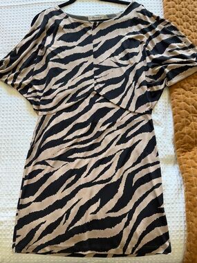 Zebra-Print Short Sleeve Tunic Dress in Black & Beige